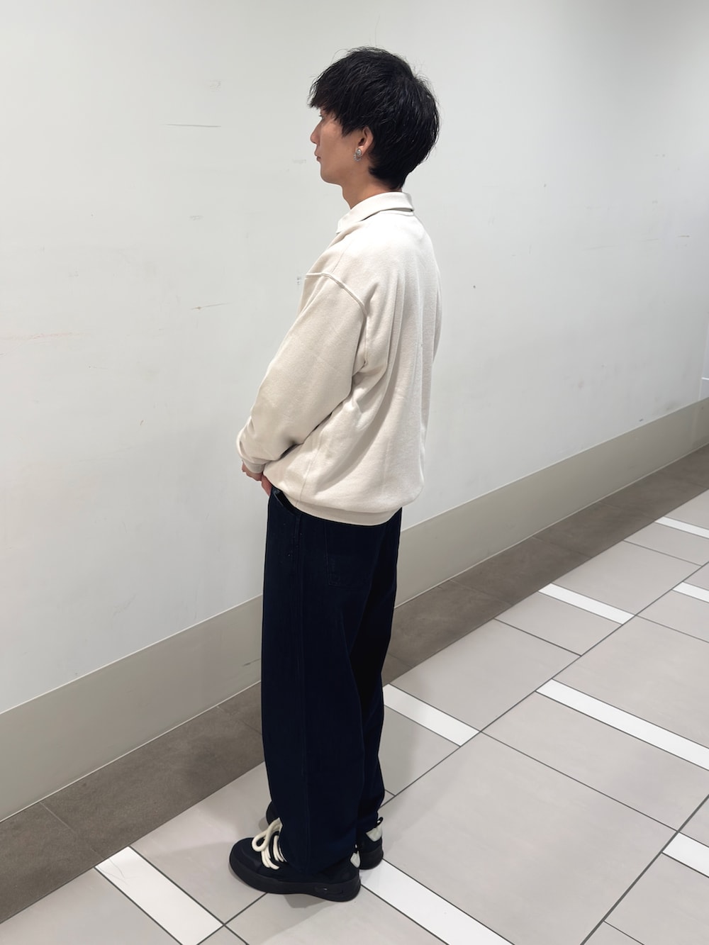 グレー系のスウェット、ブルー系のデニムパンツを着用したメンズの春コーディネートの2枚目の写真