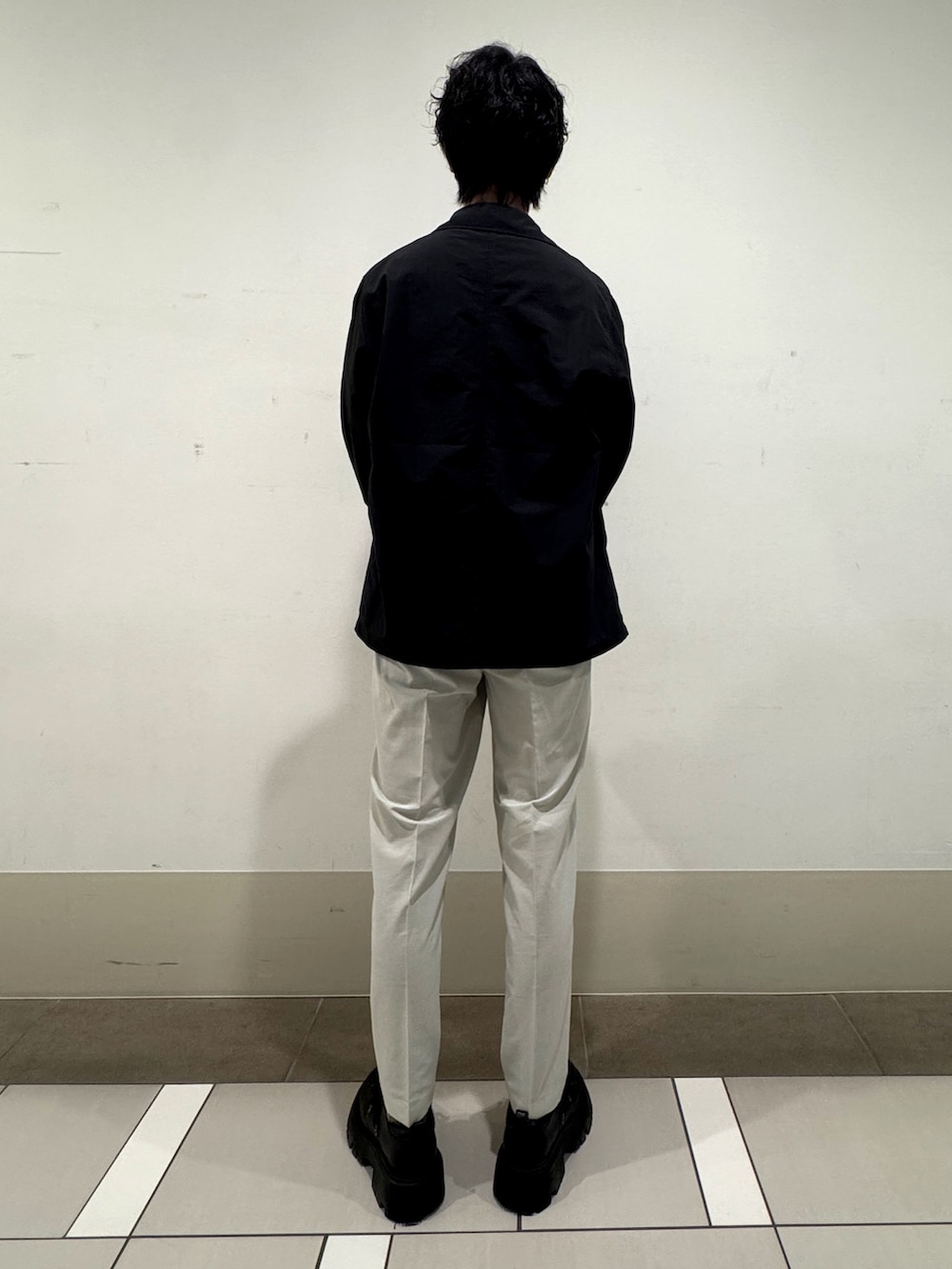 ホワイト系のその他パンツ、ブラック系のその他アウター、その他のネクタイを着用したメンズの春コーディネートの3枚目の写真