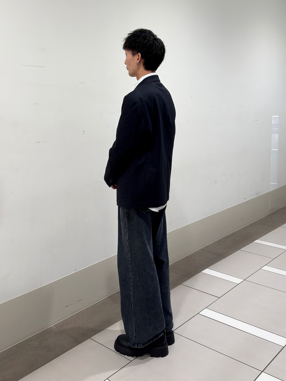 グリーン系のネクタイ、ブルー系のその他アウター、グレー系のシャツ/ブラウスを着用したメンズの冬コーディネートの2枚目の写真