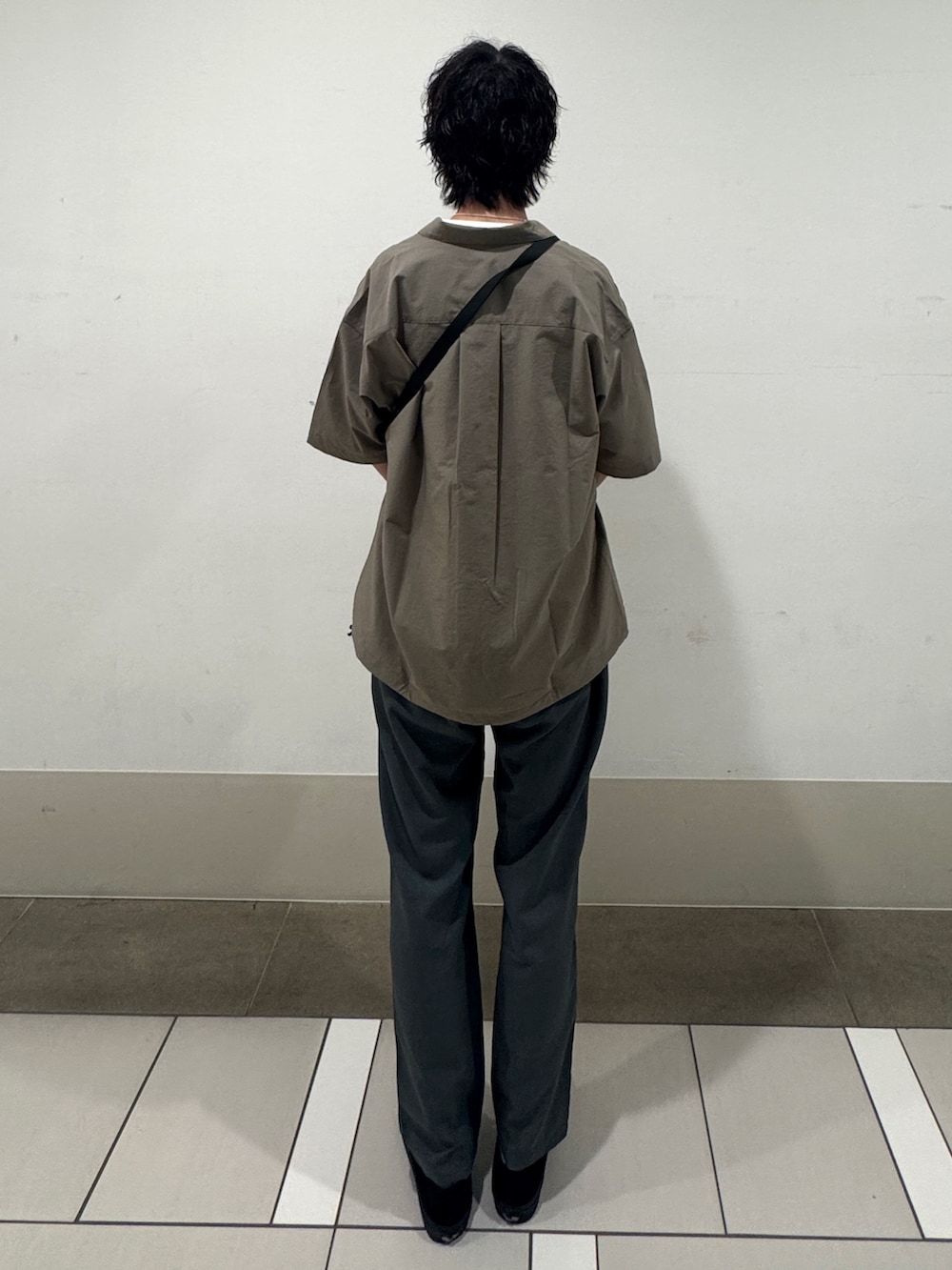 グリーン系のシャツ/ブラウス、ホワイト系のTシャツ/カットソー、ブルー系のその他パンツを着用したメンズの夏コーディネートの3枚目の写真