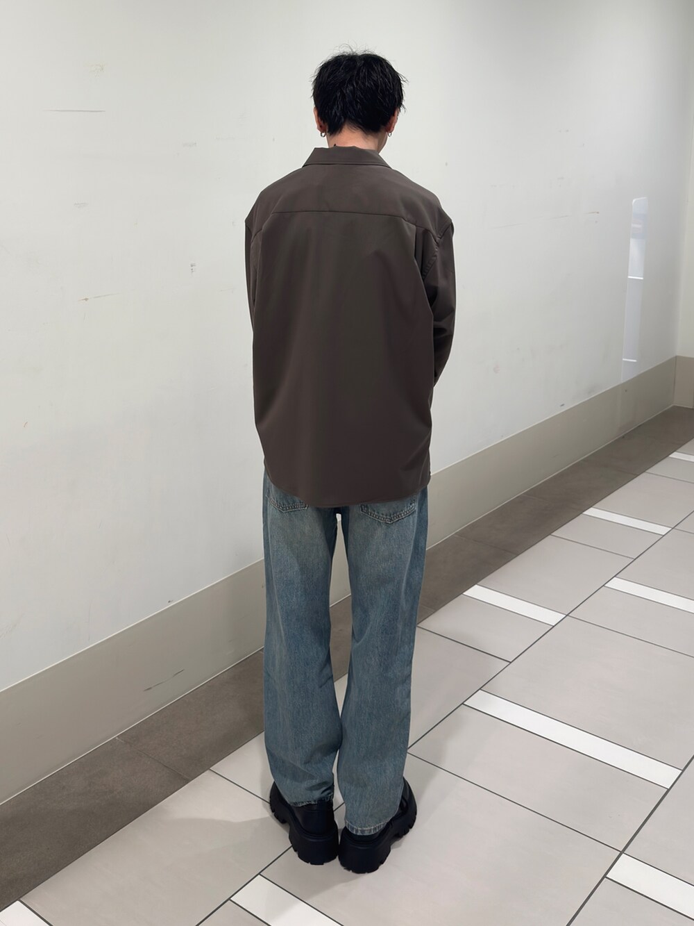 ブラウン系のその他アウター、グレー系のニット/セーター、ブルー系のデニムパンツを着用したメンズの冬コーディネートの3枚目の写真