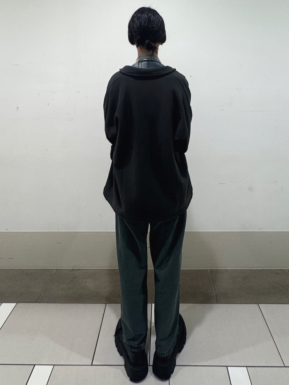 ブラック系のシャツ/ブラウス、ブラック系のその他アウター、ブルー系のデニムパンツを着用したメンズの秋コーディネートの3枚目の写真