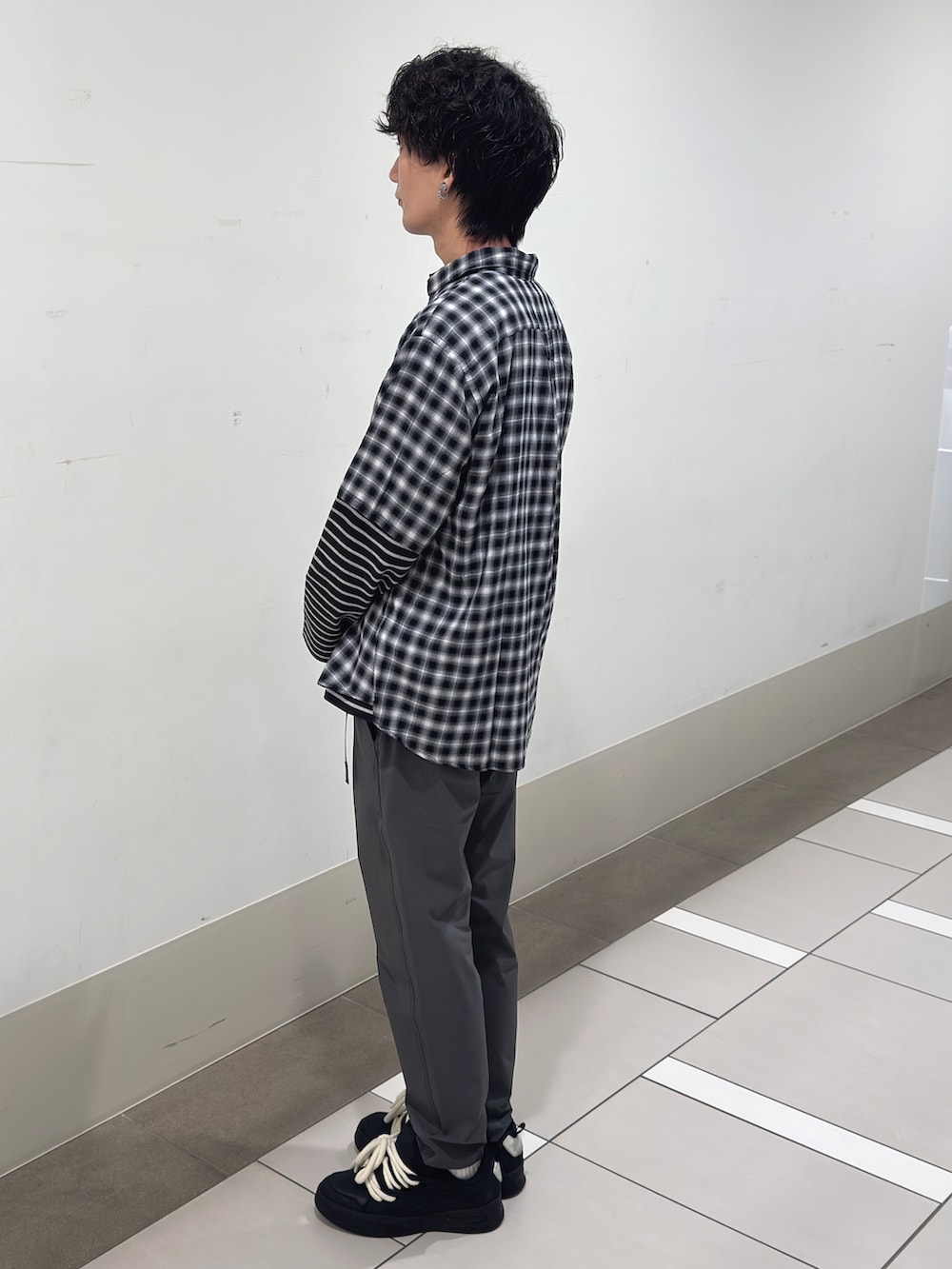 ホワイト系のシャツ/ブラウス、グリーン系のTシャツ/カットソー、グレー系のその他パンツを着用したメンズの春コーディネートの2枚目の写真