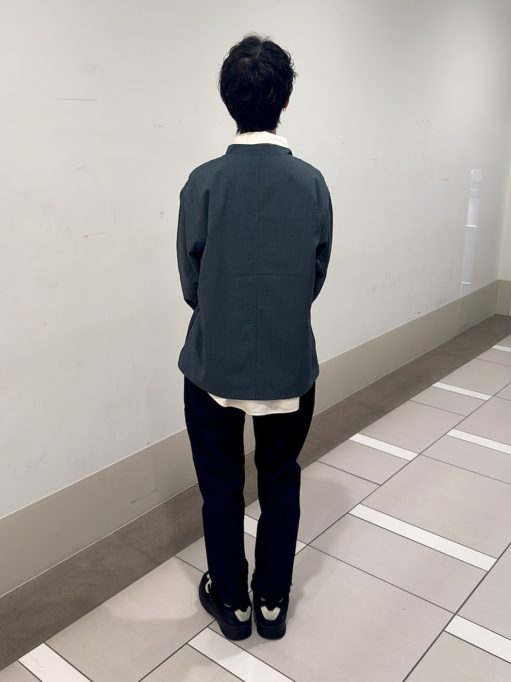 グリーン系のブルゾン、ホワイト系のシャツ/ブラウス、ブルー系のその他パンツを着用したメンズの春コーディネートの3枚目の写真