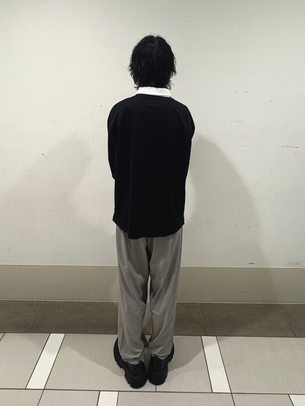 グレー系のその他パンツ、グレー系のTシャツ/カットソーを着用したメンズの夏コーディネートの3枚目の写真