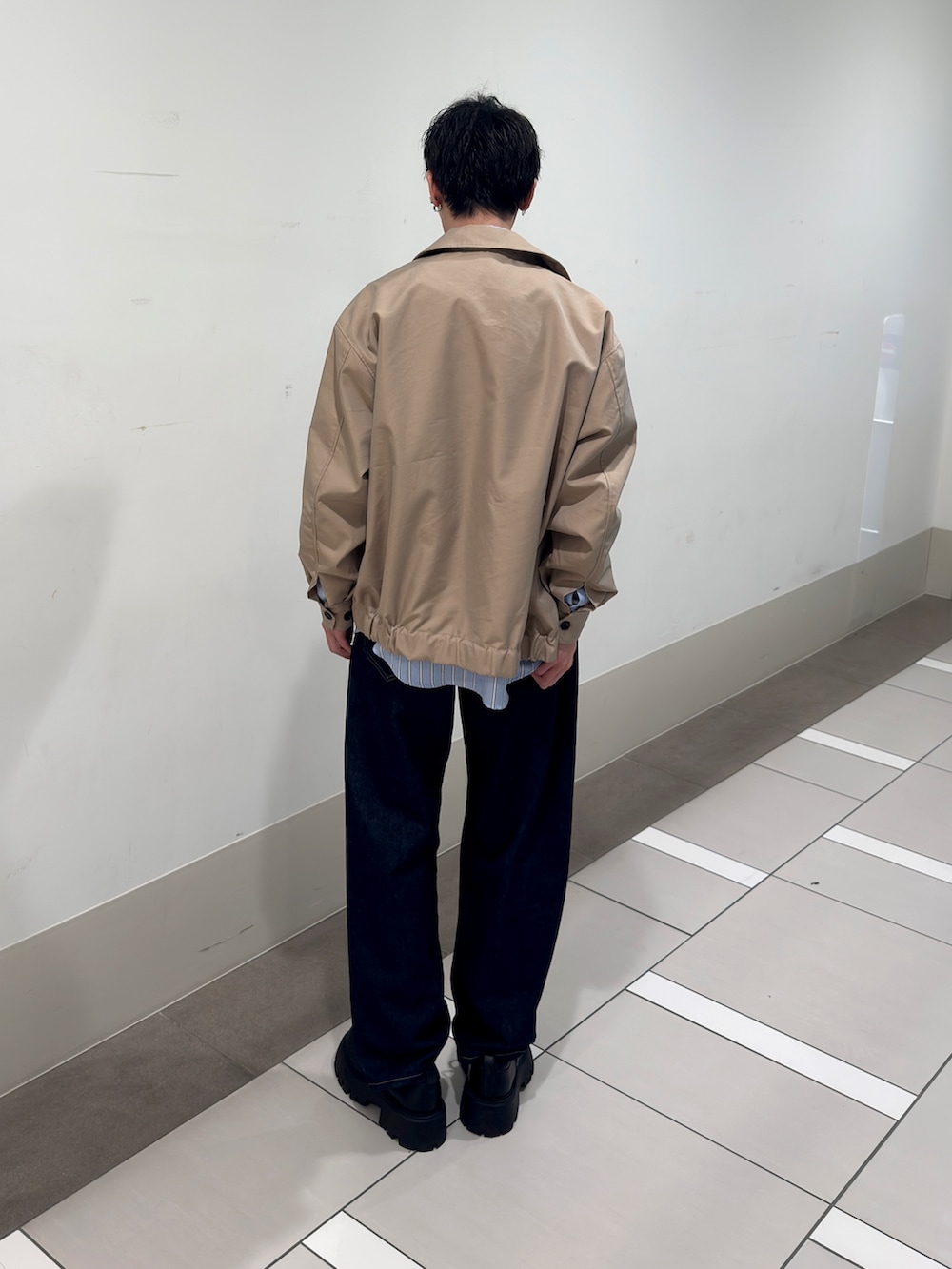 ベージュ系のブルゾン、ブルー系のシャツ/ブラウス、ブルー系のデニムパンツを着用したメンズの冬コーディネートの3枚目の写真