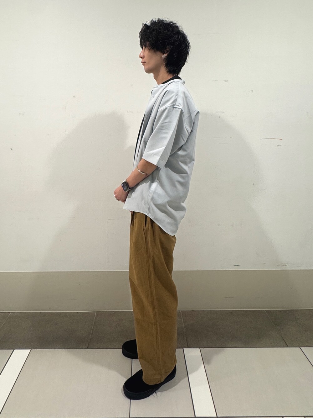 グレー系のシャツ/ブラウス、グレー系のニット/セーターを着用したメンズの春コーディネートの2枚目の写真