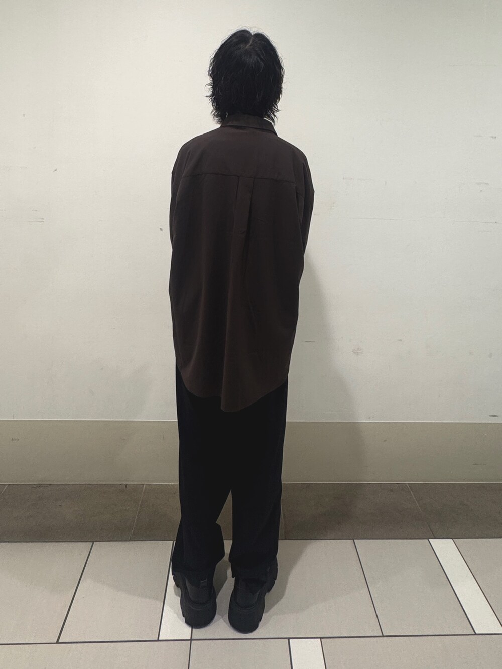 ブラウン系のシャツ/ブラウス、グレー系のTシャツ/カットソー、ブラック系のその他パンツを着用したメンズの夏コーディネートの3枚目の写真