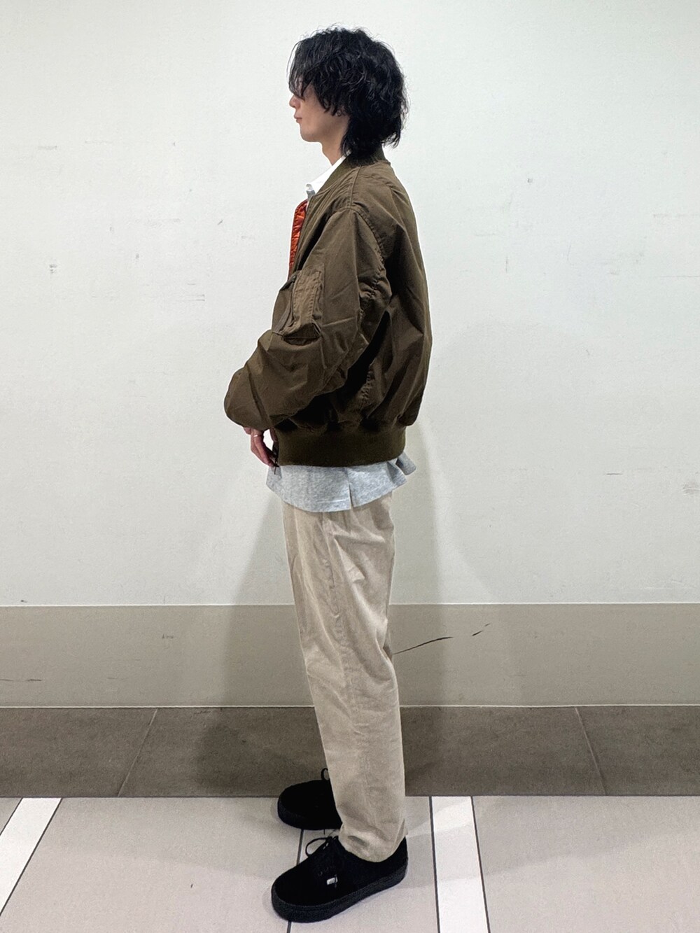 グレー系のTシャツ/カットソーを着用したメンズの秋コーディネートの2枚目の写真
