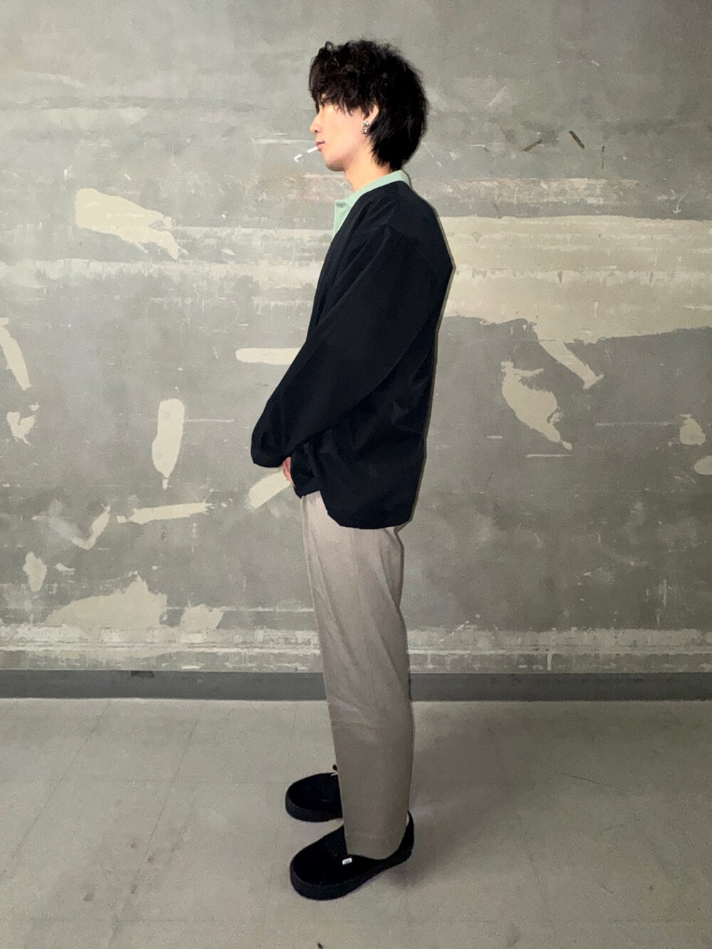 ベージュ系のその他パンツ、ブラック系のノーカラージャケットを着用したメンズの春コーディネートの2枚目の写真