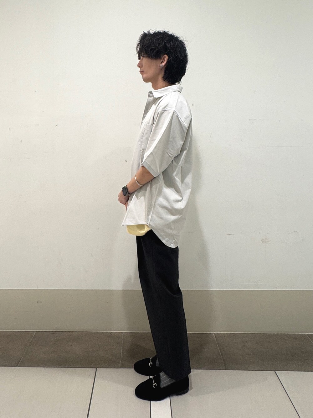 イエロー系のTシャツ/カットソー、グレー系のその他パンツを着用したメンズの夏コーディネートの2枚目の写真