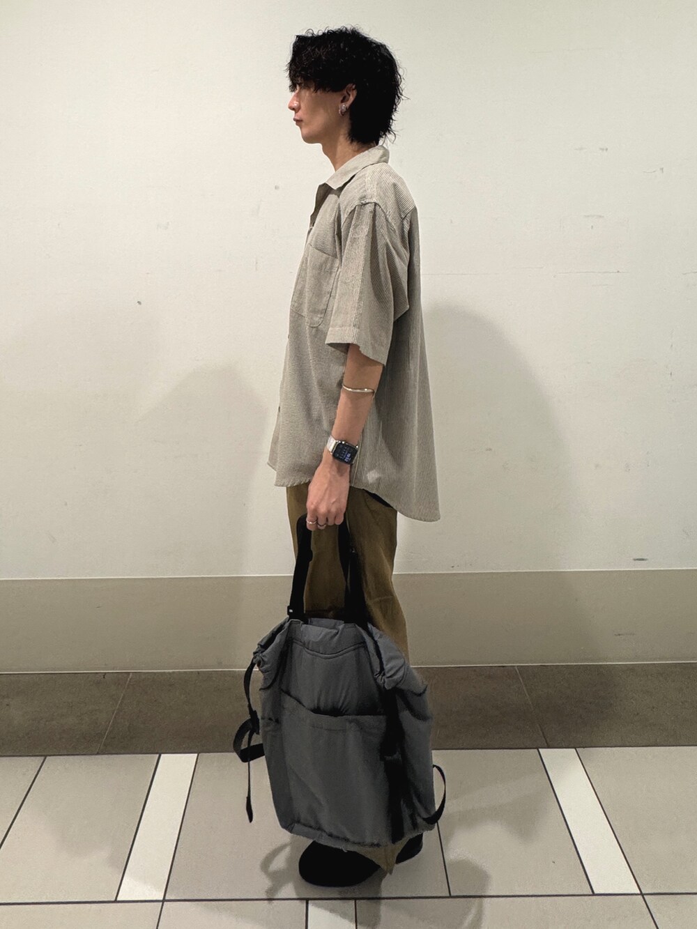 ベージュ系のシャツ/ブラウス、グレー系のバックパック/リュックを着用したメンズの夏コーディネートの2枚目の写真
