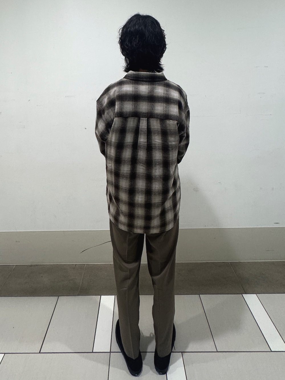 グリーン系のその他パンツ、ブラウン系のニット/セーターを着用したメンズの秋コーディネートの3枚目の写真