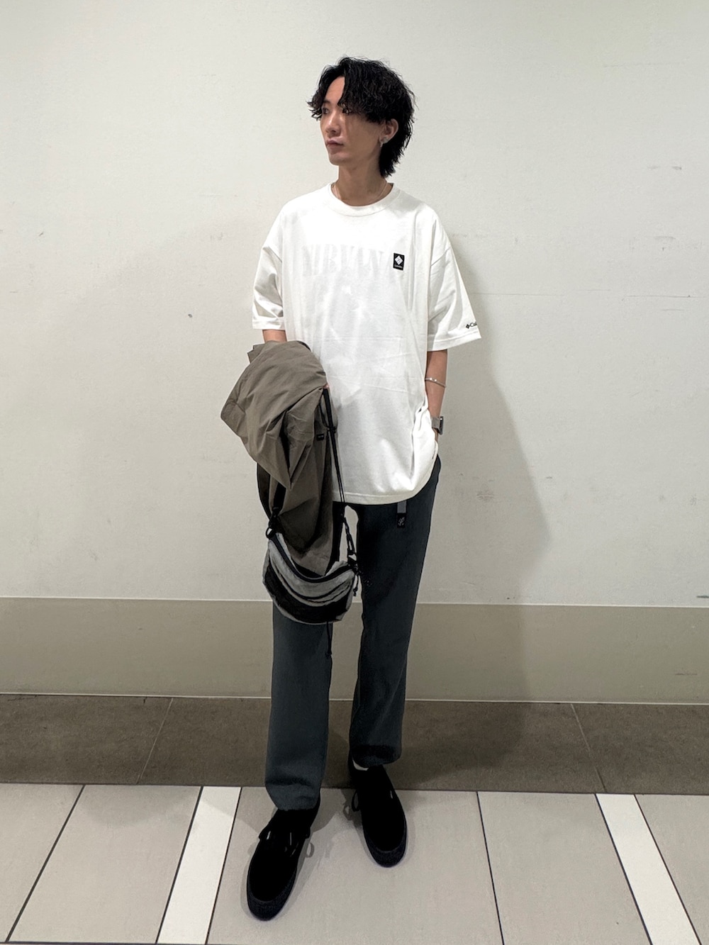 グリーン系のシャツ/ブラウス、ホワイト系のTシャツ/カットソー、ブルー系のその他パンツを着用したメンズの夏コーディネートの4枚目の写真