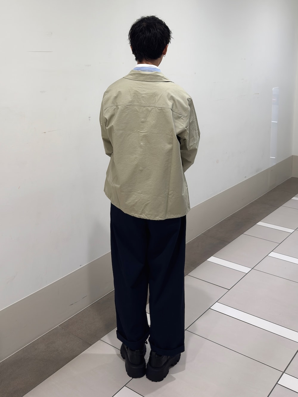 グリーン系のカバーオール、ブルー系のシャツ/ブラウス、ブルー系のその他パンツを着用したメンズの春コーディネートの3枚目の写真