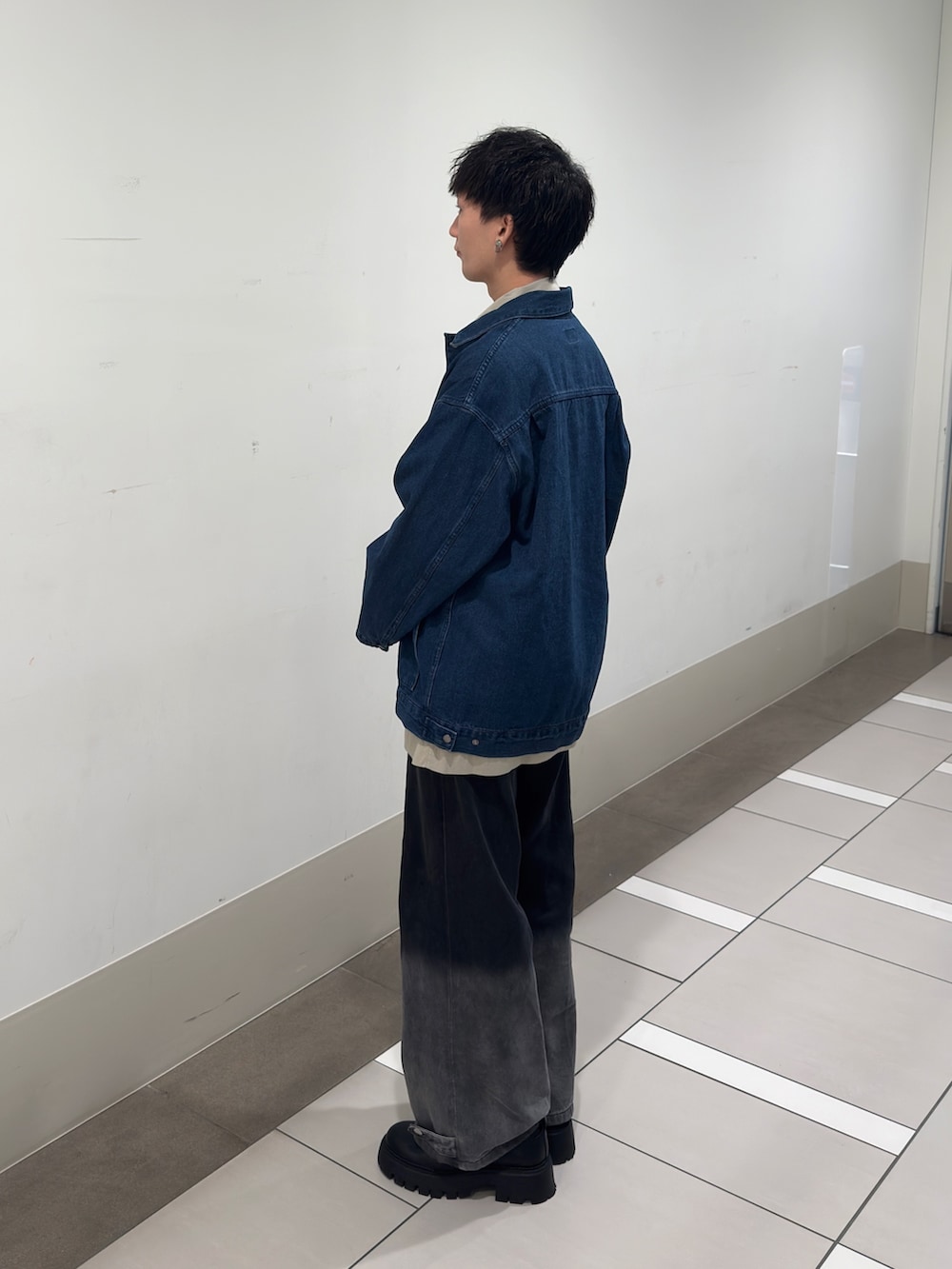 グレー系のカバーオール、ブルー系のカバーオールを着用したメンズの冬コーディネートの2枚目の写真