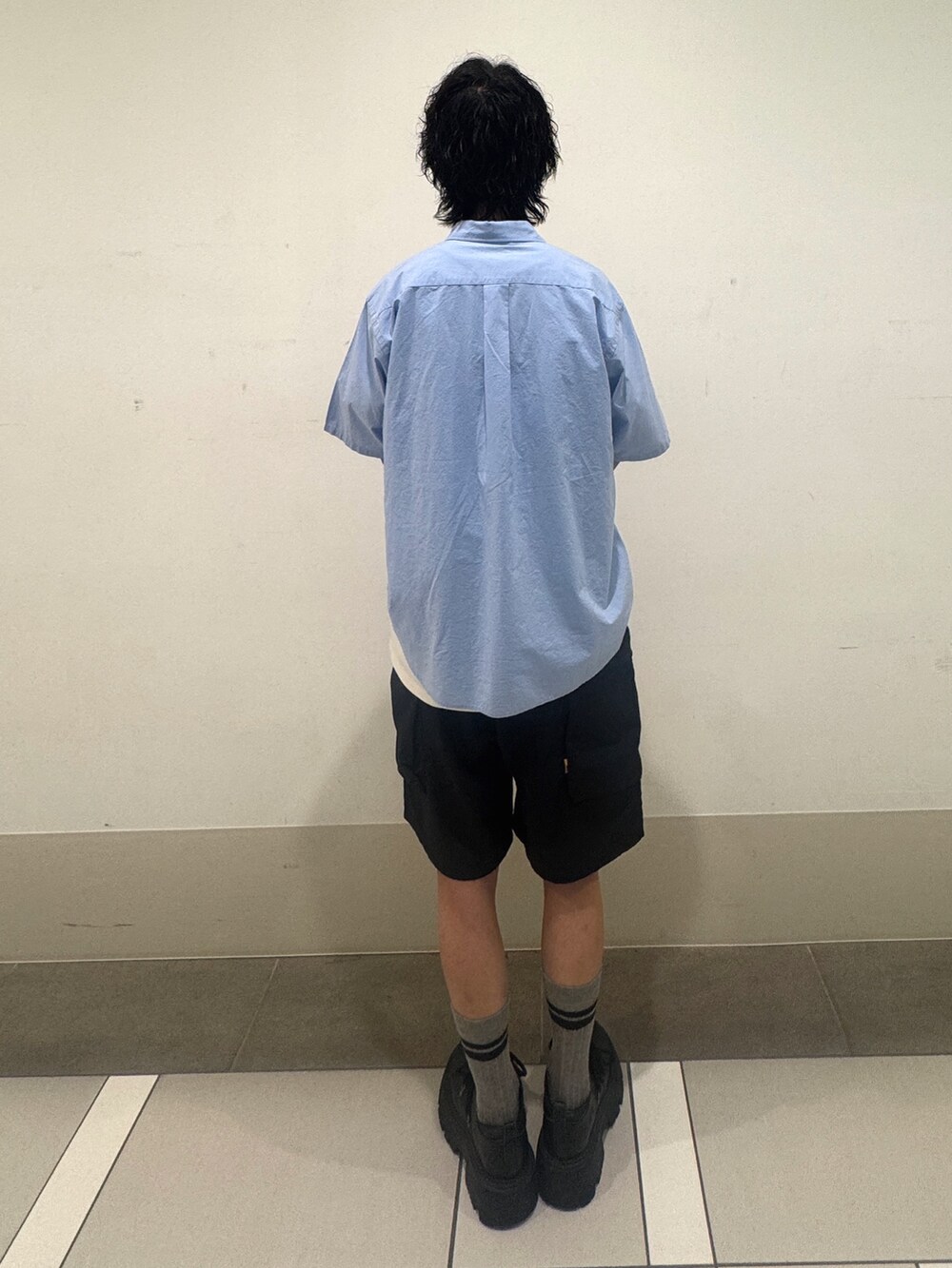 ブルー系のシャツ/ブラウス、ホワイト系のTシャツ/カットソー、ブラック系のその他パンツを着用したメンズの夏コーディネートの3枚目の写真