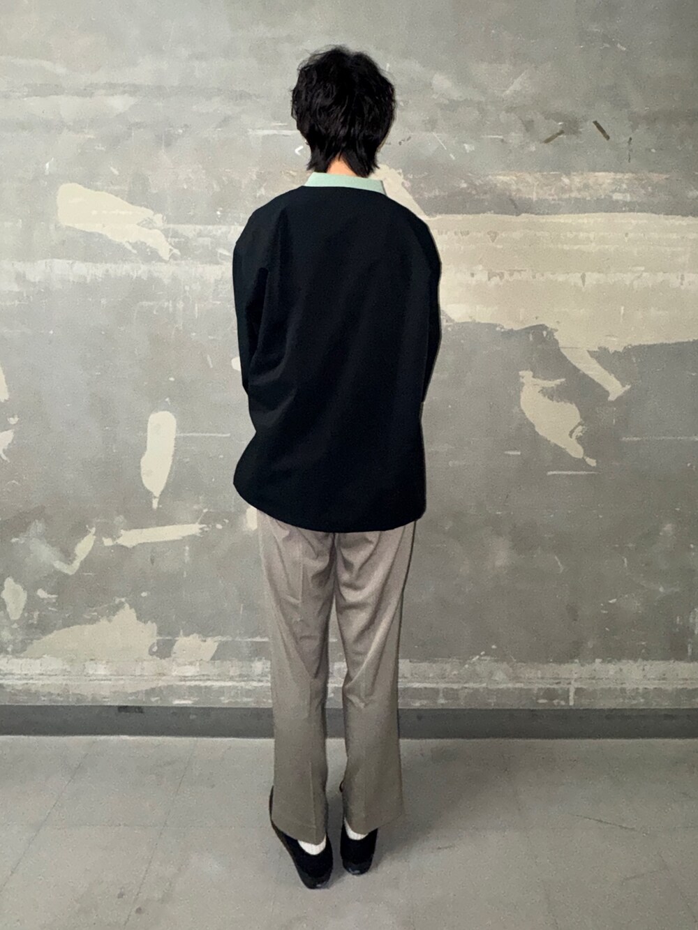 ベージュ系のその他パンツ、ブラック系のノーカラージャケットを着用したメンズの春コーディネートの3枚目の写真
