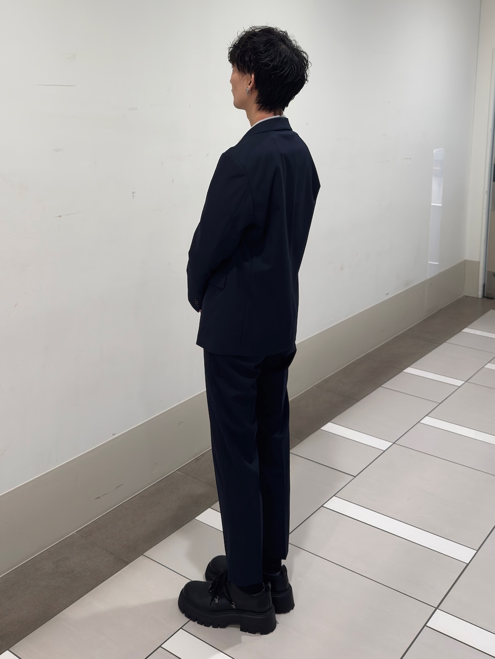 ブルー系のスーツパンツ、ブルー系のその他アウターを着用したメンズの春コーディネートの2枚目の写真