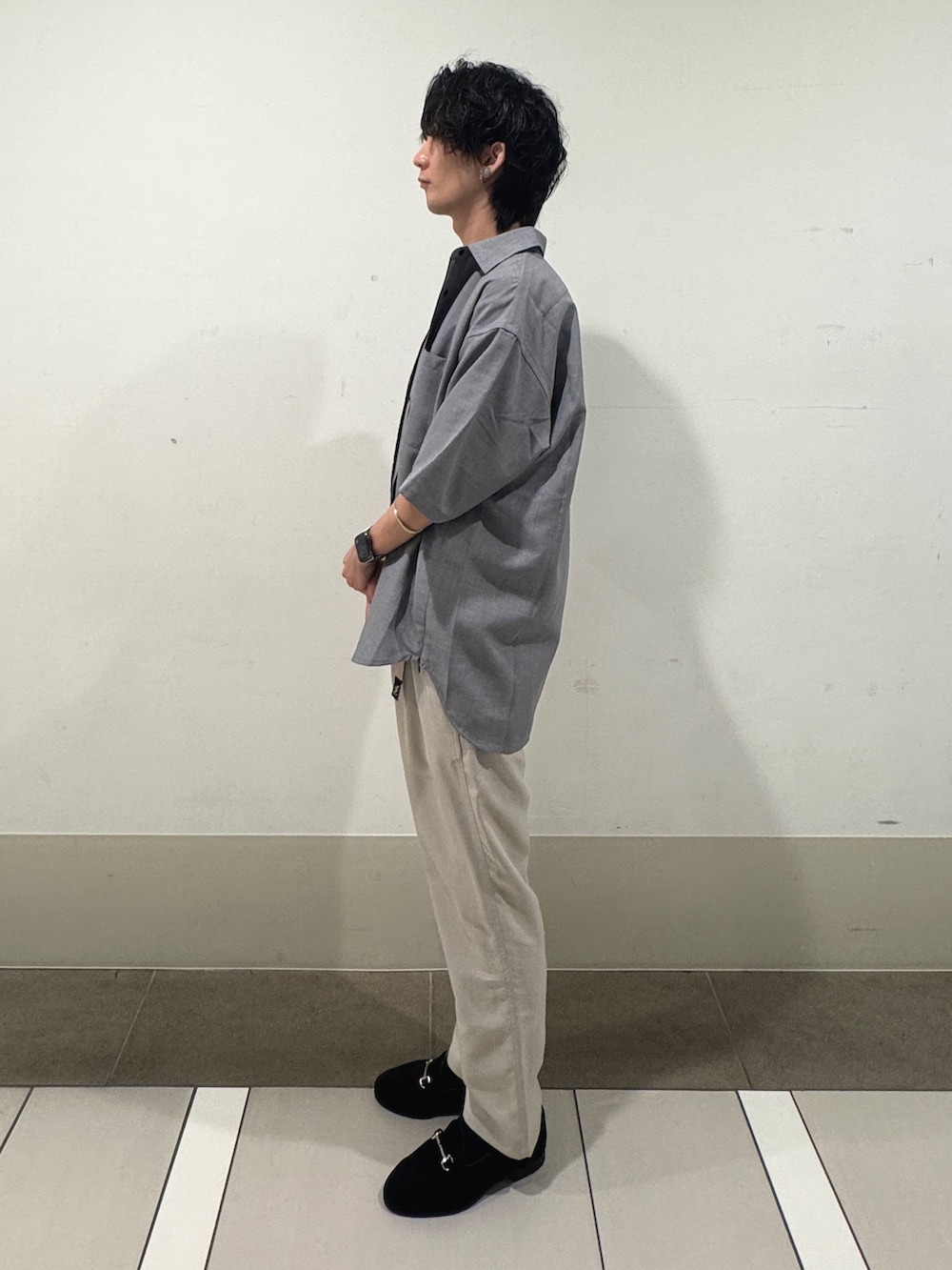ホワイト系のその他パンツ、グレー系のシャツ/ブラウスを着用したメンズの夏コーディネートの2枚目の写真