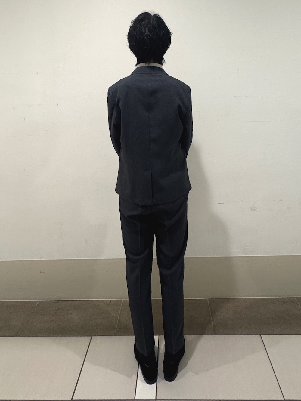 グレー系のシャツ/ブラウスを着用したメンズの春コーディネートの3枚目の写真