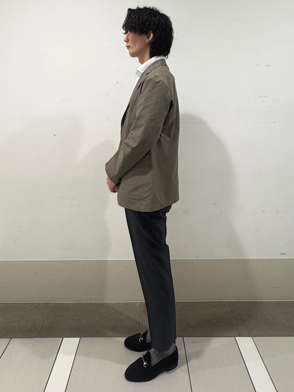 ベージュ系のその他アウター、ホワイト系のシャツ/ブラウス、グレー系のその他パンツを着用したメンズの夏コーディネートの2枚目の写真