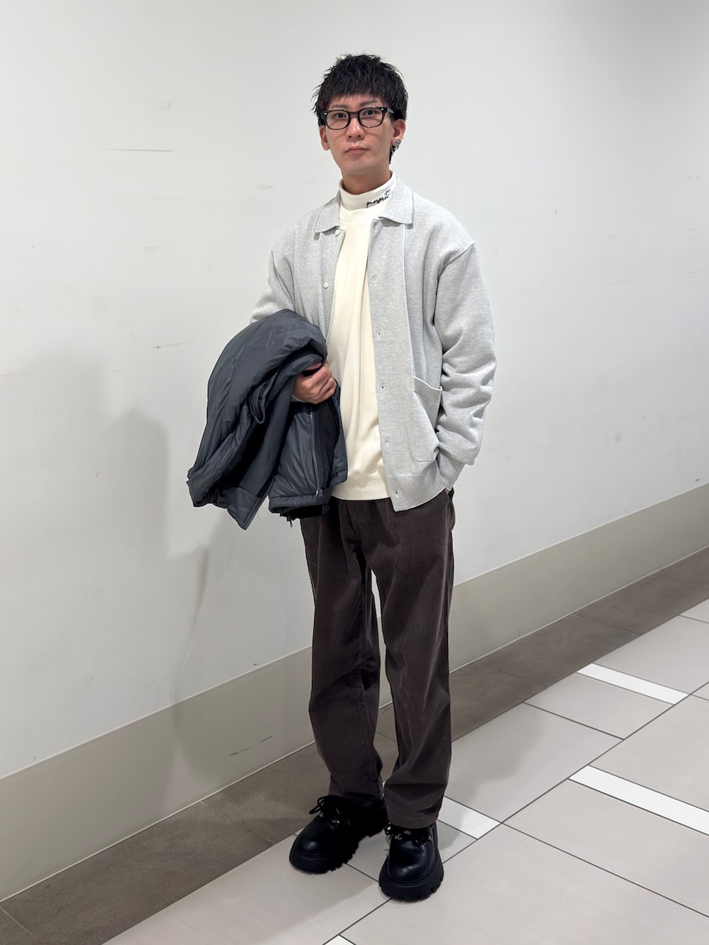 グレー系のブルゾン、その他のカーディガン/ボレロ、ホワイト系のTシャツ/カットソーを着用したメンズの冬コーディネートの4枚目の写真