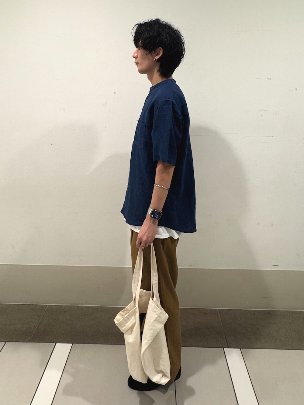 ブルー系のシャツ/ブラウス、ベージュ系のその他パンツを着用したメンズの春コーディネートの2枚目の写真