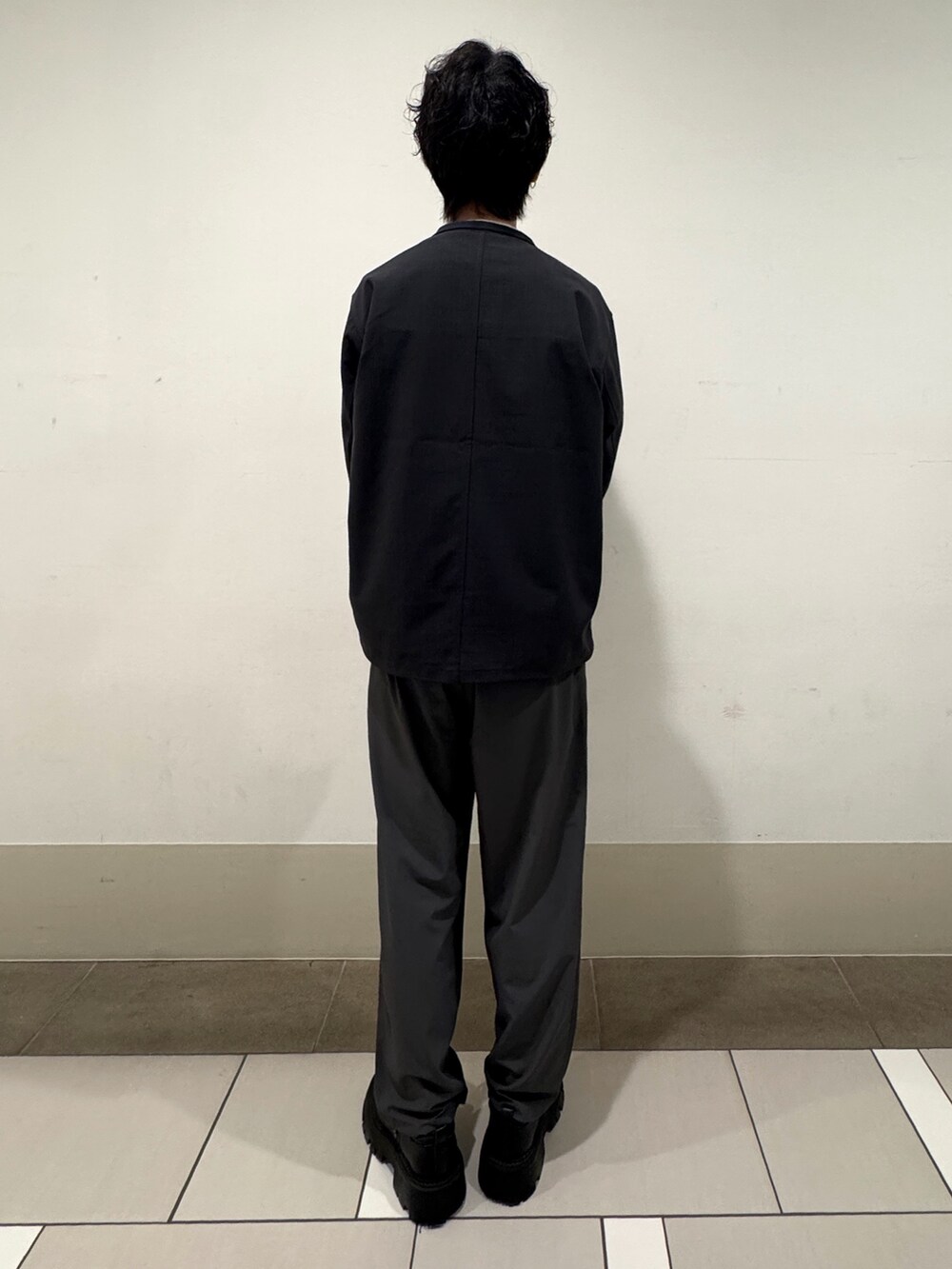 ベージュ系のカーディガン/ボレロ、グレー系のブルゾン、グレー系のその他パンツを着用したメンズの春コーディネートの3枚目の写真