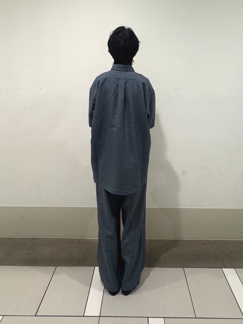 グレー系のその他パンツ、グレー系のシャツ/ブラウスを着用したメンズの夏コーディネートの3枚目の写真