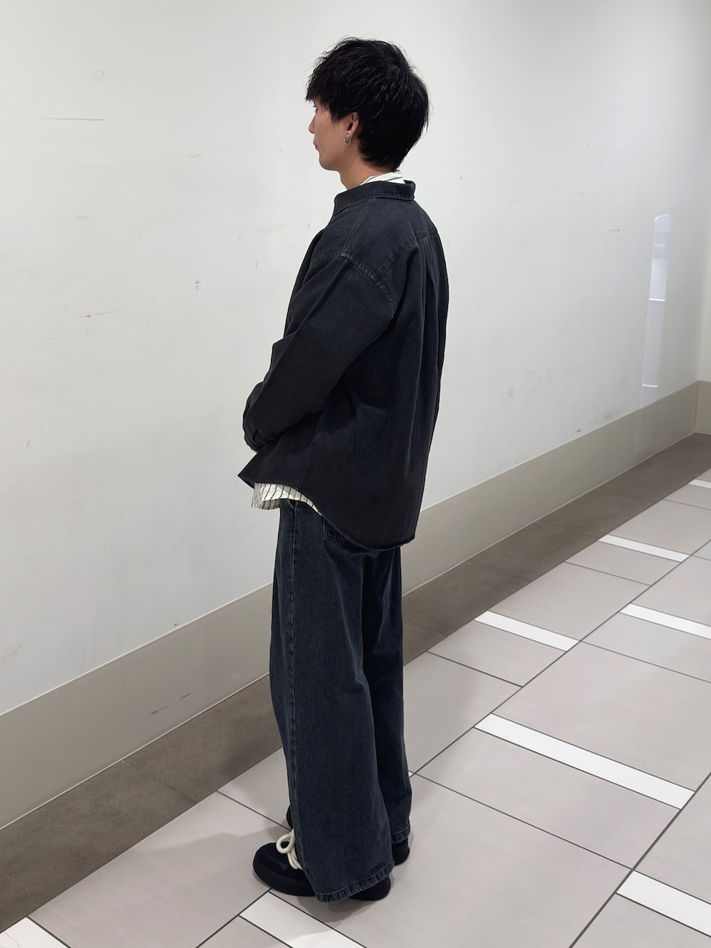 ブラック系のシャツ/ブラウス、グリーン系のシャツ/ブラウスを着用したメンズの春コーディネートの2枚目の写真