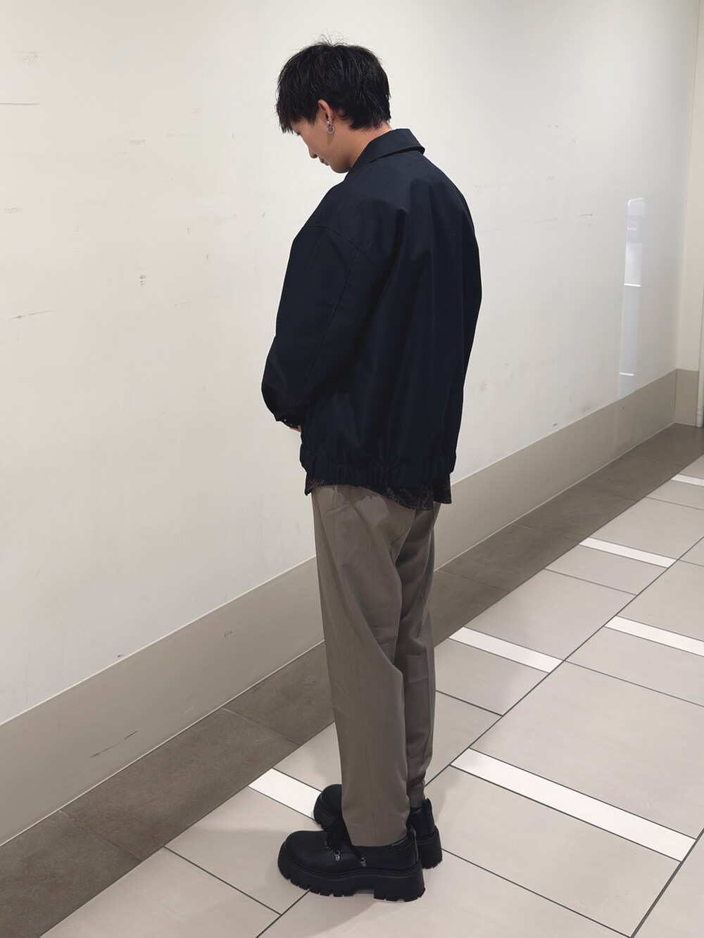 ブルー系のブルゾン、ブラウン系のシャツ/ブラウス、ベージュ系のその他パンツを着用したメンズの冬コーディネートの2枚目の写真