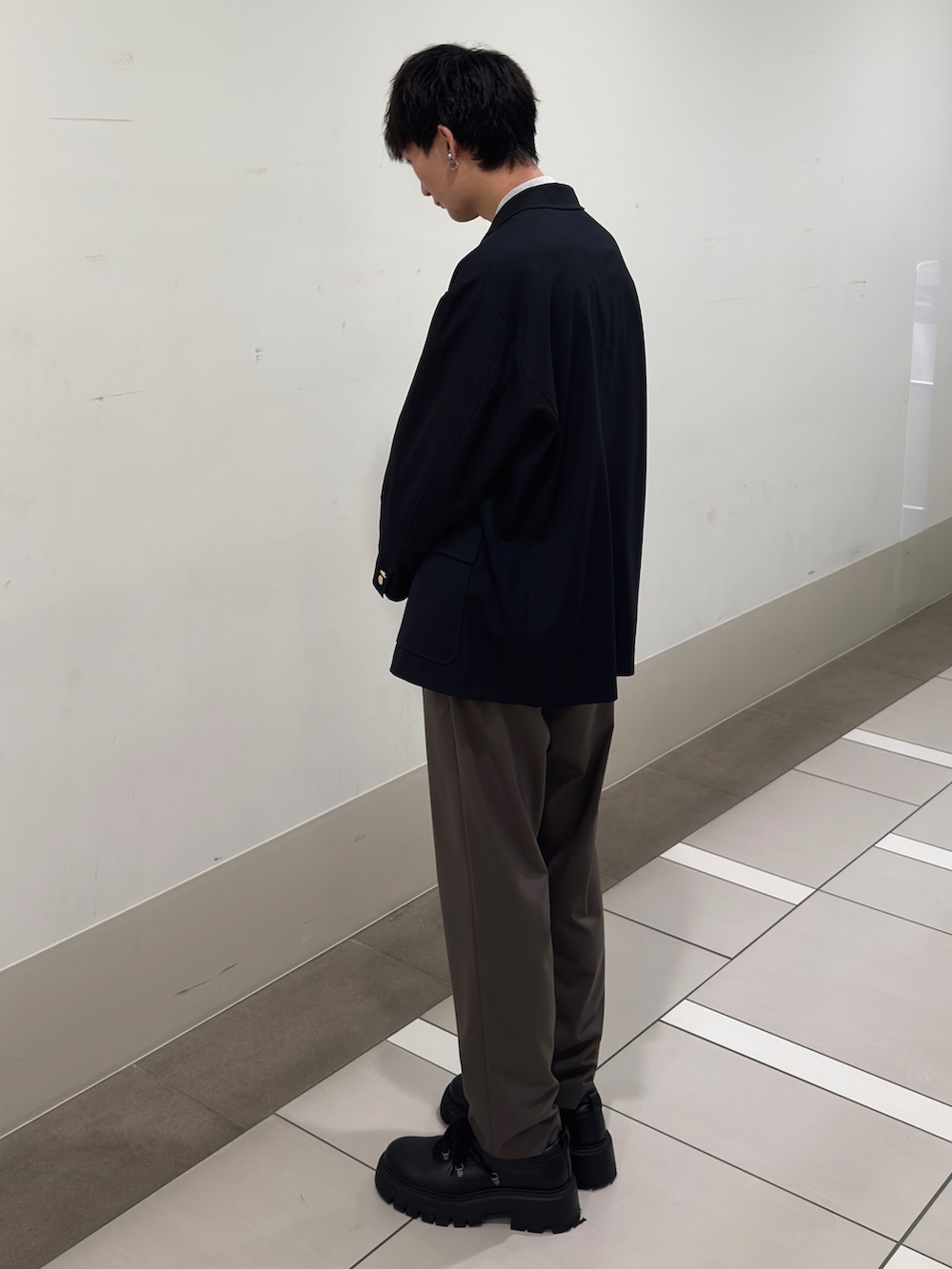 ブルー系のその他アウター、その他のカーディガン/ボレロ、ブラウン系のその他パンツを着用したメンズの春コーディネートの2枚目の写真