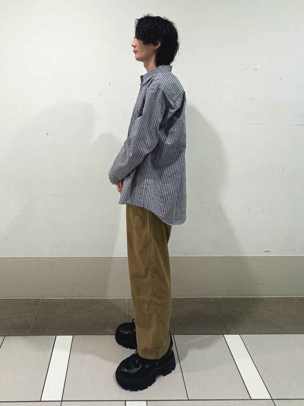ベージュ系のその他パンツ、グレー系のシャツ/ブラウスを着用したメンズの夏コーディネートの3枚目の写真