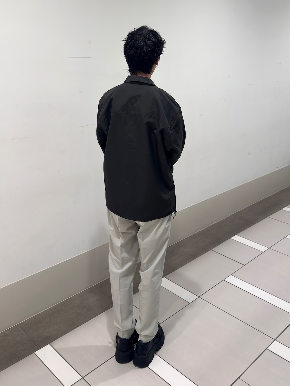 ホワイト系のその他パンツ、ブラック系のTシャツ/カットソー、ブラック系のその他アウターを着用したメンズの春コーディネートの3枚目の写真