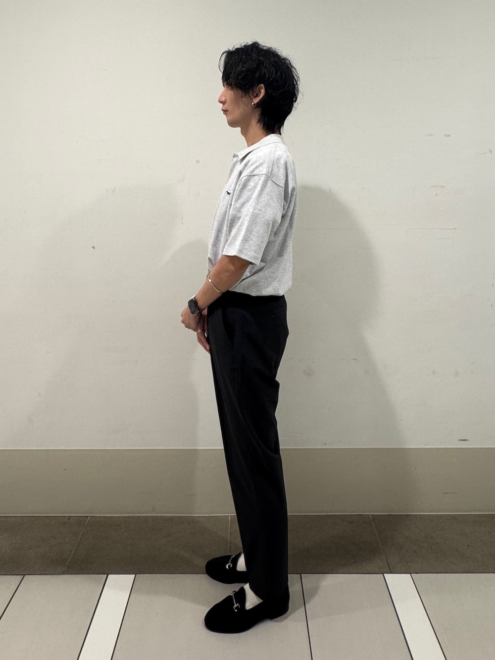 グレー系のその他パンツを着用したメンズの春コーディネートの2枚目の写真