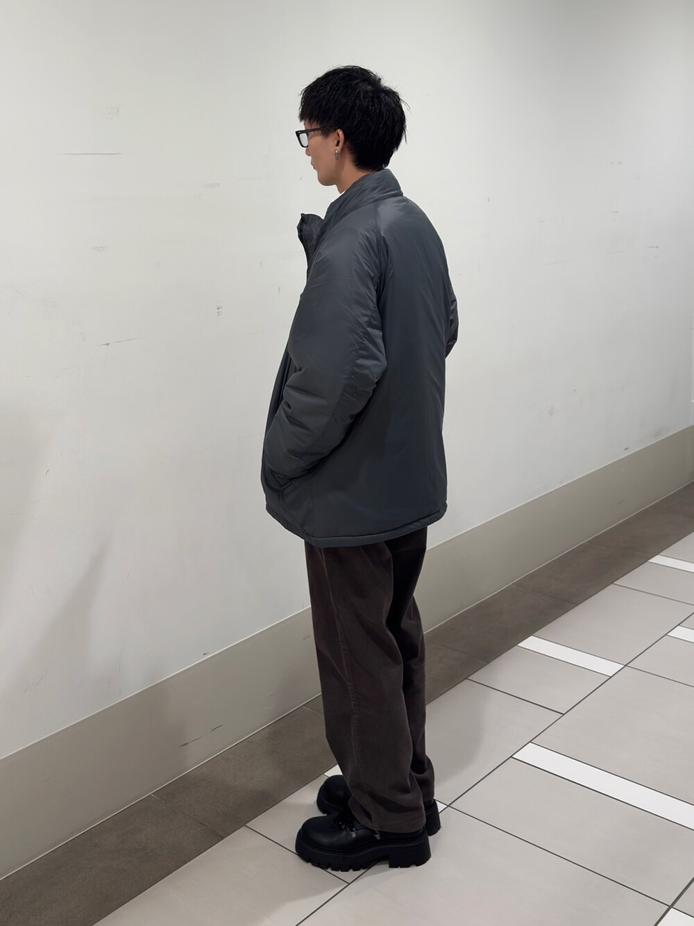 グレー系のブルゾン、その他のカーディガン/ボレロ、ホワイト系のTシャツ/カットソーを着用したメンズの冬コーディネートの2枚目の写真