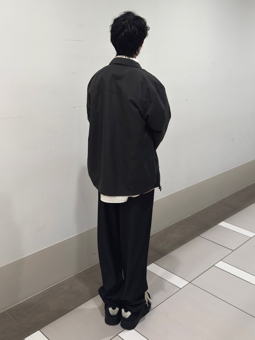 ブラック系のその他アウター、ホワイト系のシャツ/ブラウス、ピンク系のTシャツ/カットソーを着用したメンズの春コーディネートの3枚目の写真