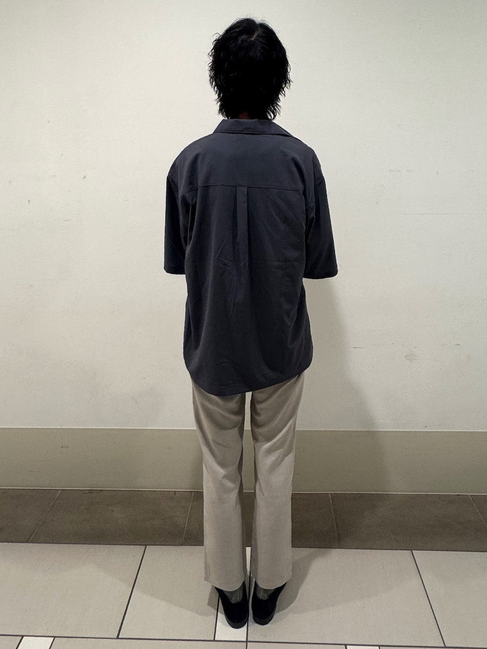 グレー系のシャツ/ブラウス、ホワイト系のTシャツ/カットソー、ホワイト系のその他パンツを着用したメンズの夏コーディネートの3枚目の写真