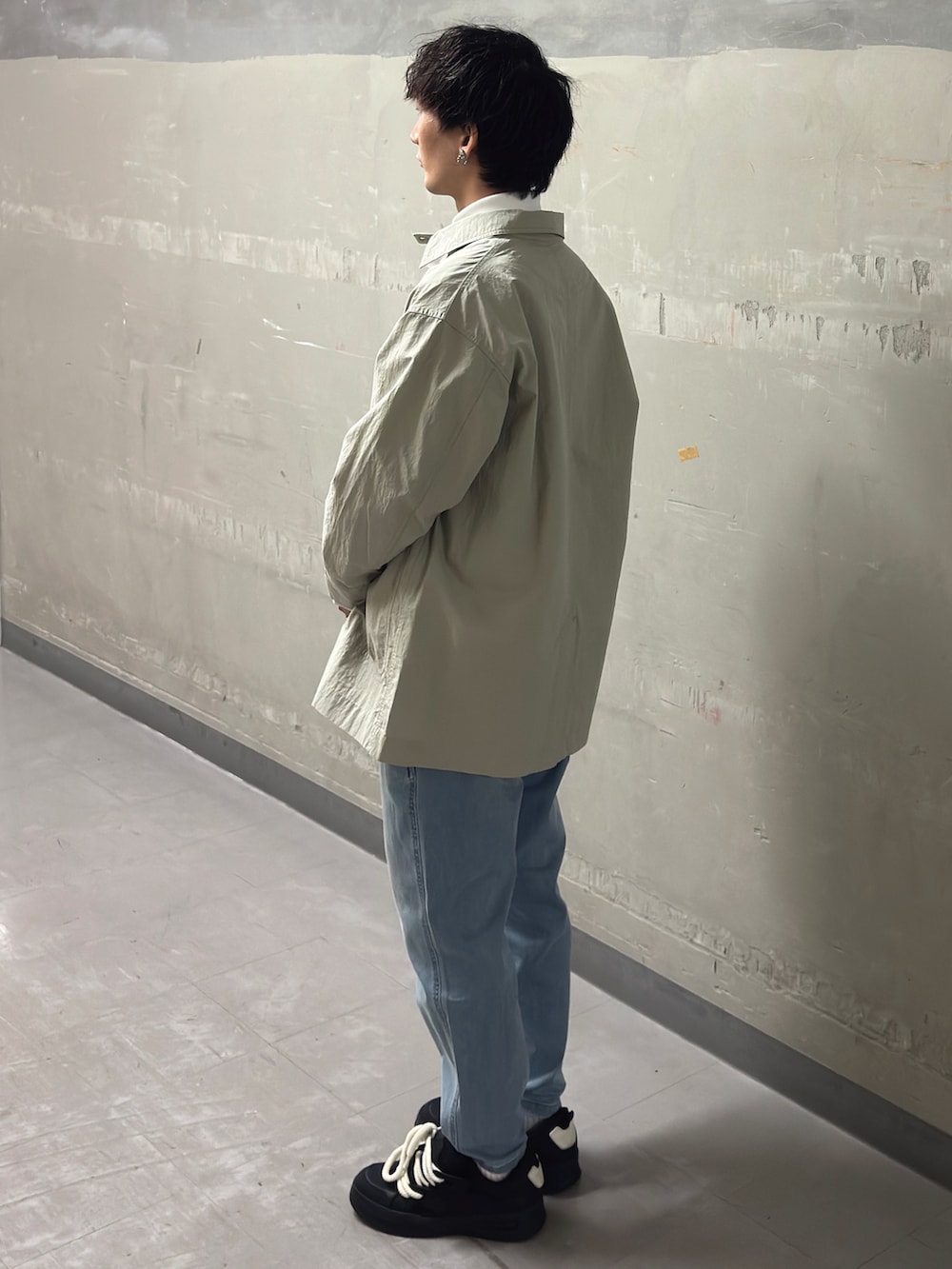 グレー系のカバーオール、イエロー系のシャツ/ブラウス、ブルー系のその他パンツを着用したメンズの春コーディネートの2枚目の写真