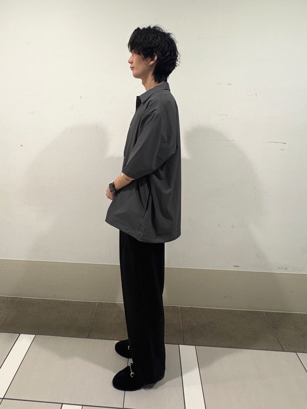 グレー系のカーディガン/ボレロ、グレー系のシャツ/ブラウス、ブラック系のその他パンツを着用したメンズの春コーディネートの2枚目の写真