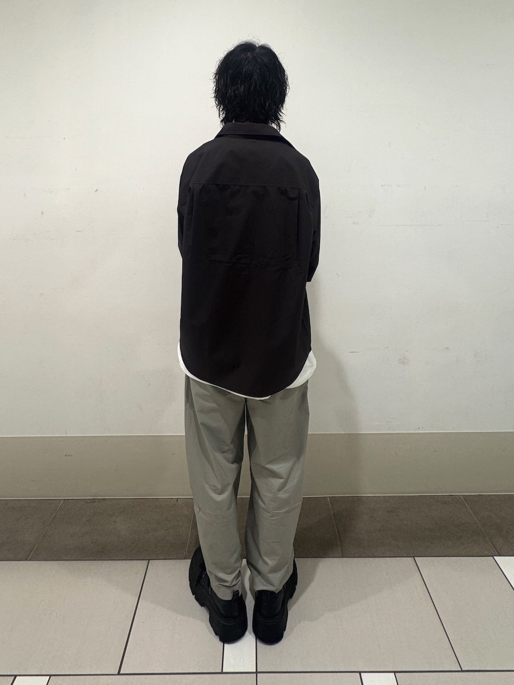グレー系のその他パンツ、ホワイト系のTシャツ/カットソー、グレー系のシャツ/ブラウスを着用したメンズの夏コーディネートの3枚目の写真