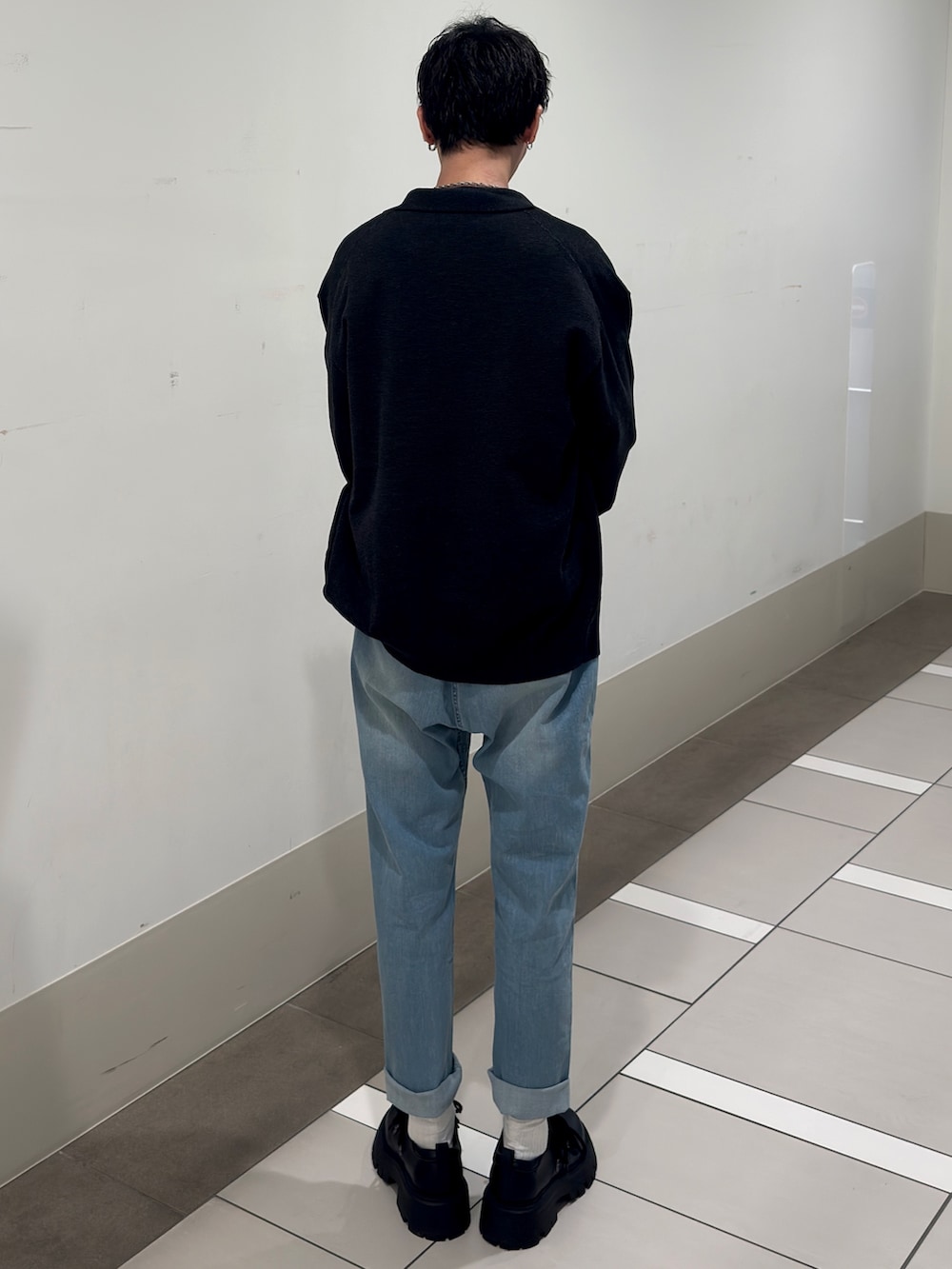 その他のカーディガン/ボレロ、グレー系のニット/セーター、ブルー系のその他パンツを着用したメンズの冬コーディネートの3枚目の写真