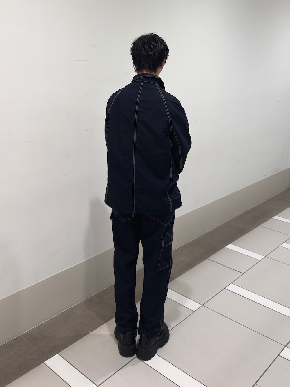 ブルー系のカバーオール、ブルー系のその他パンツ、ベージュ系のその他アウターを着用したメンズの春コーディネートの3枚目の写真