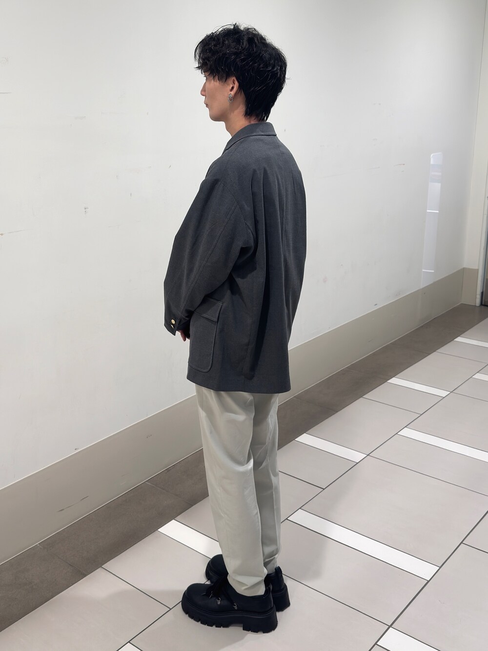 グレー系のその他アウター、ブルー系のシャツ/ブラウス、ホワイト系のその他パンツを着用したメンズの春コーディネートの2枚目の写真