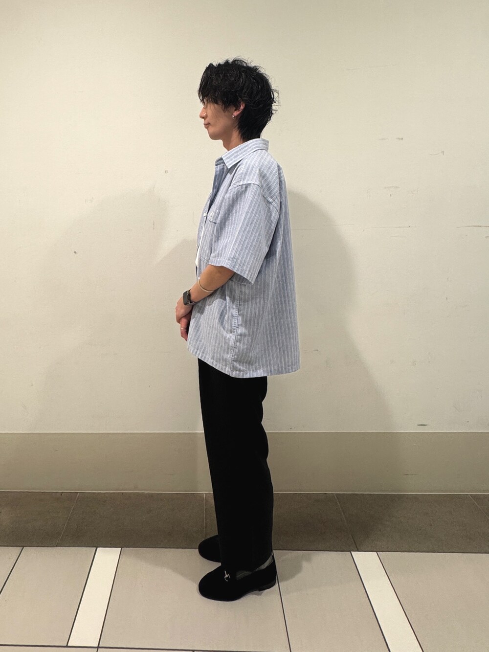 ホワイト系のTシャツ/カットソー、ブラック系のその他パンツを着用したメンズの春コーディネートの2枚目の写真