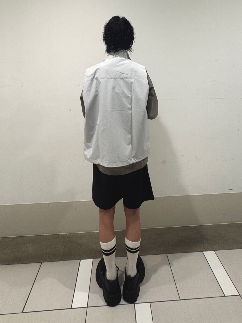 グリーン系のTシャツ/カットソー、ホワイト系のその他アウター、ブラック系のその他パンツを着用したメンズの夏コーディネートの3枚目の写真