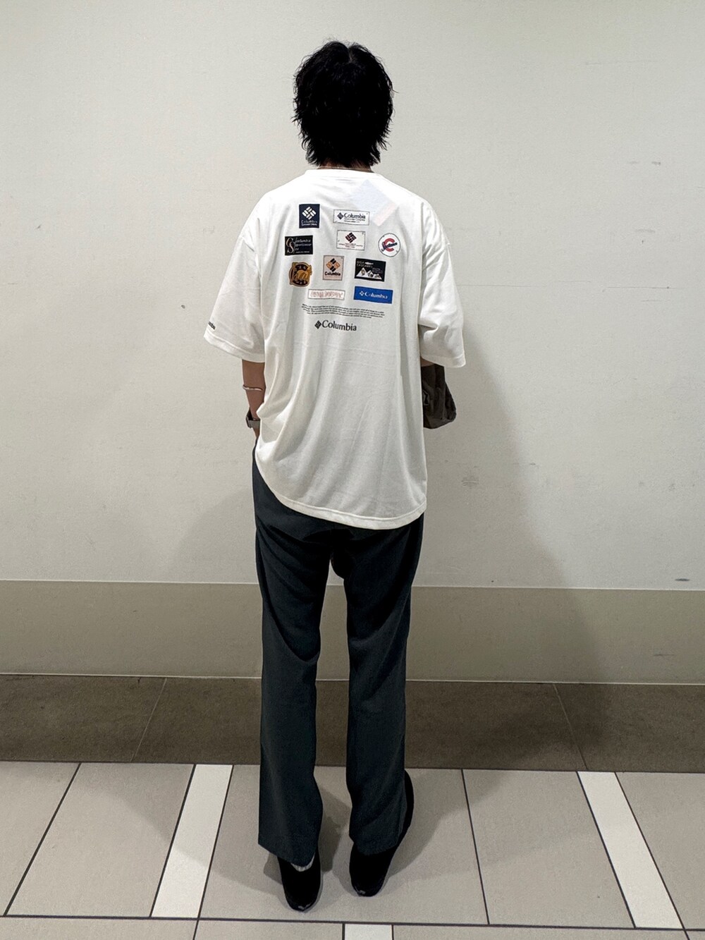 グリーン系のシャツ/ブラウス、ホワイト系のTシャツ/カットソー、ブルー系のその他パンツを着用したメンズの夏コーディネートの5枚目の写真
