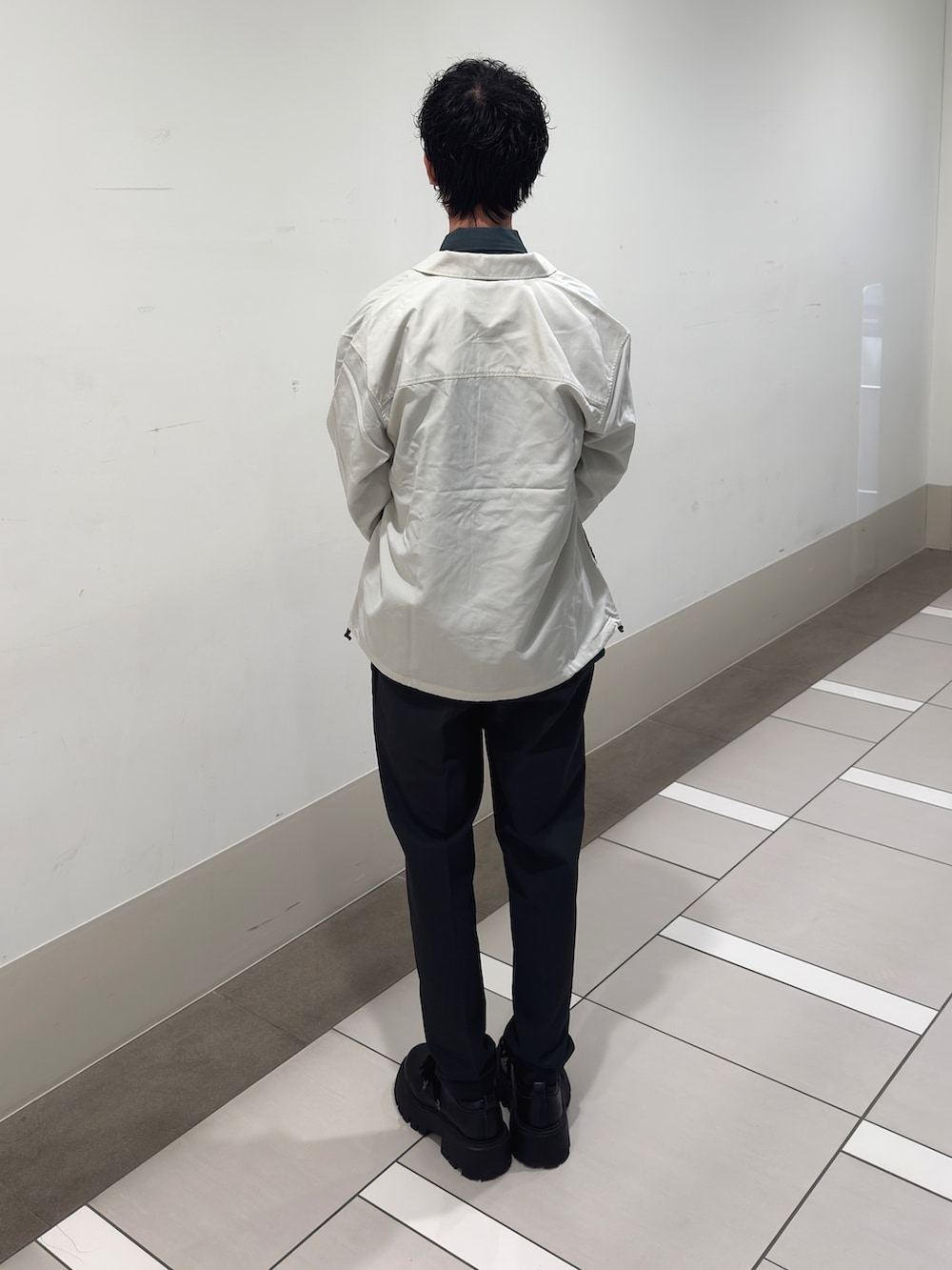 ホワイト系のその他アウター、グリーン系のカバーオール、グレー系のその他パンツを着用したメンズの春コーディネートの3枚目の写真