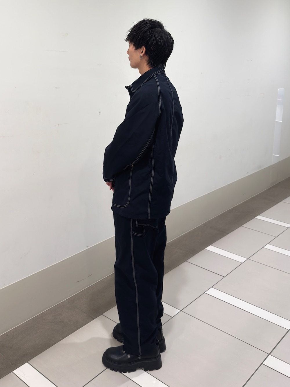 ブルー系のカバーオール、ブルー系のその他パンツ、ベージュ系のその他アウターを着用したメンズの春コーディネートの2枚目の写真